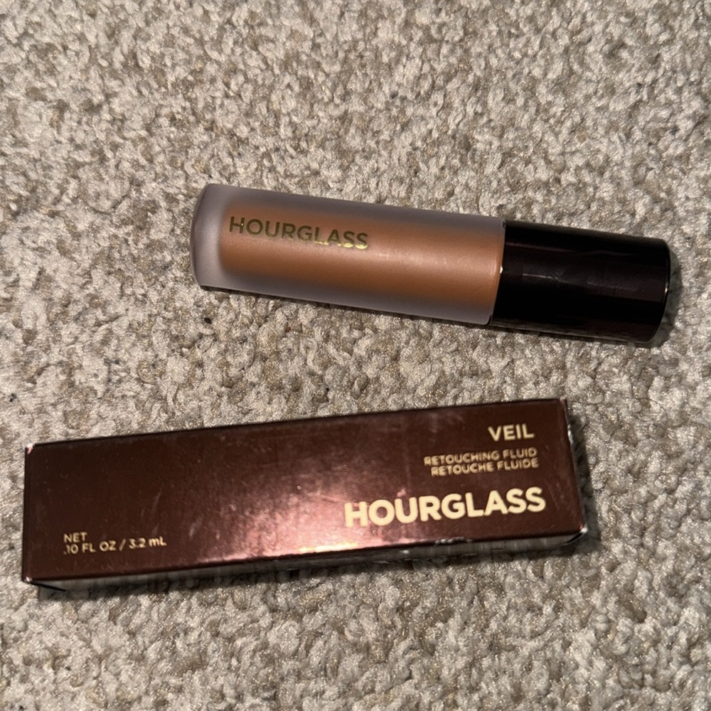 Hourglass VEIL Retouching Fluid: Almond